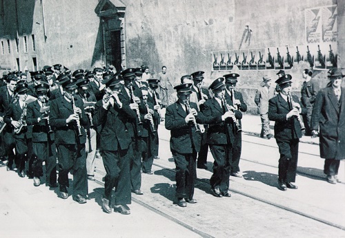 La Chiti sfila per le vie di Milano anni Trenta del Novecento.